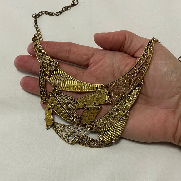 Artsy Fashion Costume Gold Tone Metal Necklace with Filigree detail - Picture 8 of 9